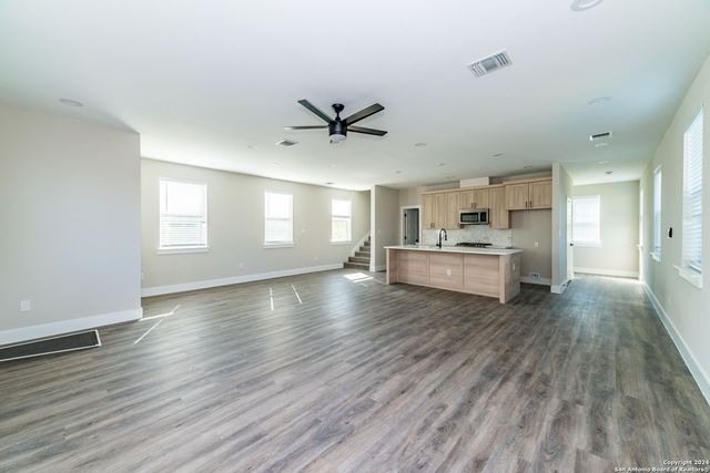 1618 W Lawndale Dr Unit 11, San Antonio, TX 78209