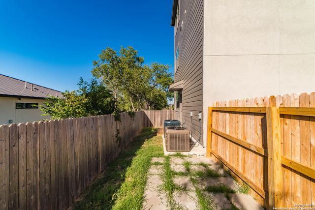 1618 W Lawndale Dr Unit 11, San Antonio, TX 78209
