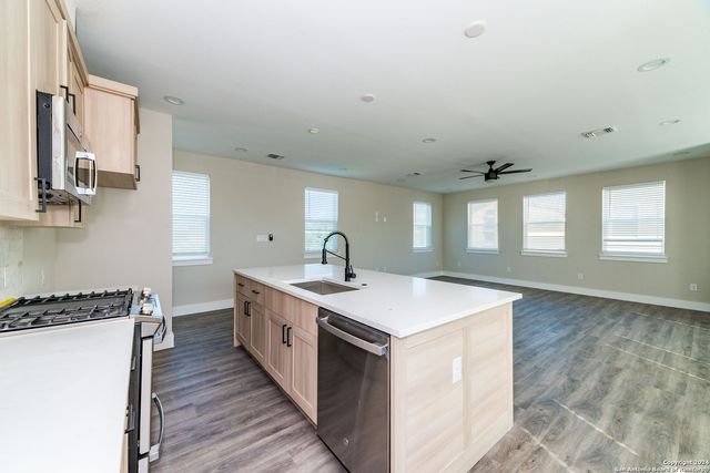 1618 W Lawndale Dr Unit 11, San Antonio, TX 78209