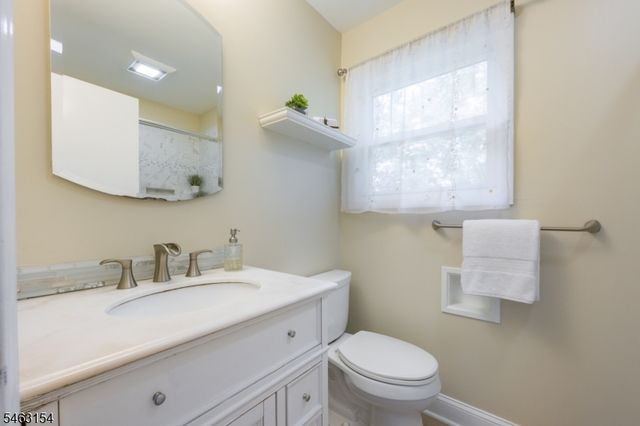 43 Chaucer Dr, Berkeley Heights Twp., NJ 07922