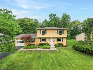 43 Chaucer Dr, Berkeley Heights Twp., NJ 07922