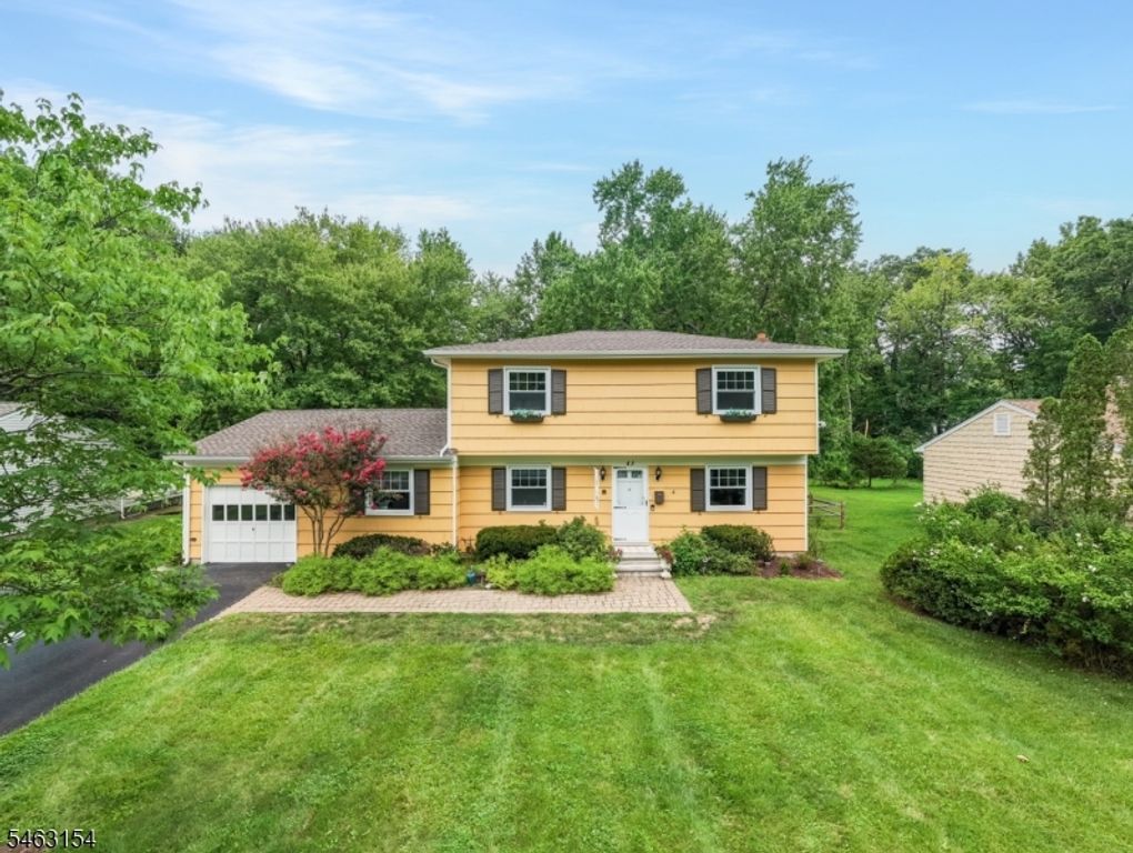 43 Chaucer Dr, Berkeley Heights Twp., NJ 07922