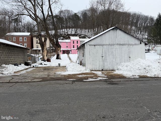 141-143 CENTRE ST, Port Clinton, PA 19549