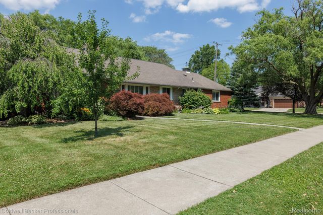 1416 N Renaud Road, Grosse Pointe Woods, MI 48236