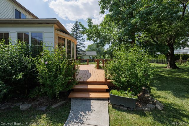1416 N Renaud Road, Grosse Pointe Woods, MI 48236