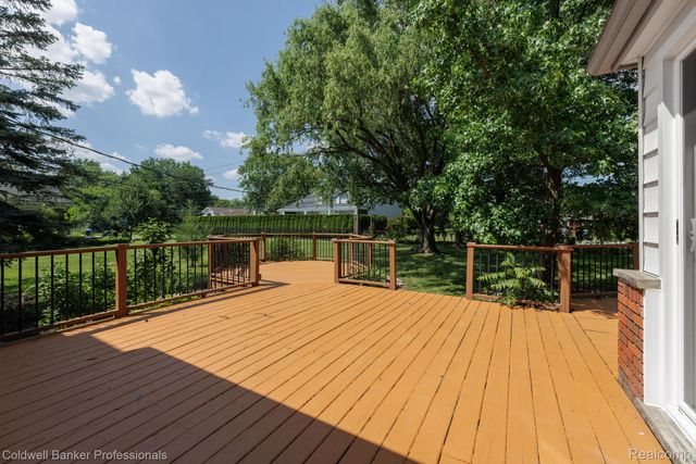 1416 N Renaud Road, Grosse Pointe Woods, MI 48236