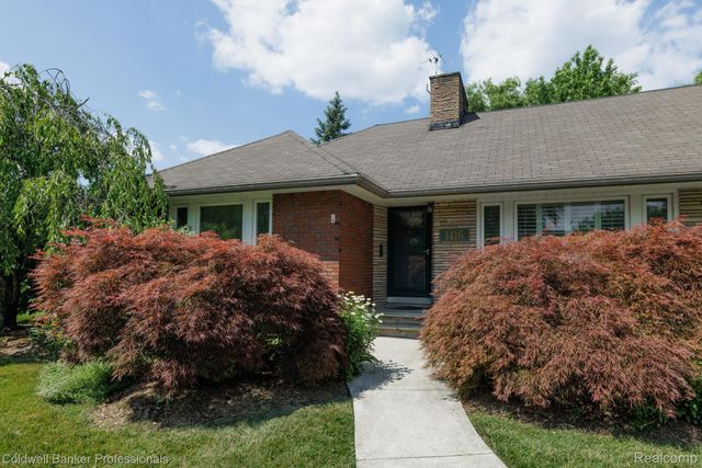1416 N Renaud Road, Grosse Pointe Woods, MI 48236