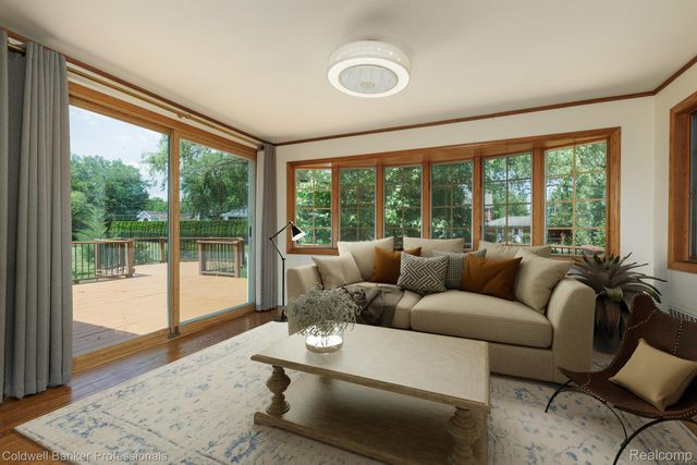 1416 N Renaud Road, Grosse Pointe Woods, MI 48236