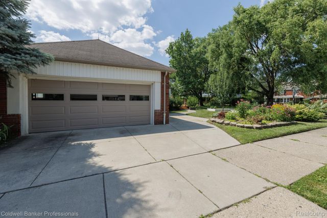 1416 N Renaud Road, Grosse Pointe Woods, MI 48236