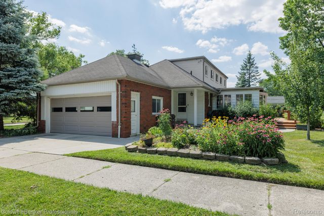 1416 N Renaud Road, Grosse Pointe Woods, MI 48236