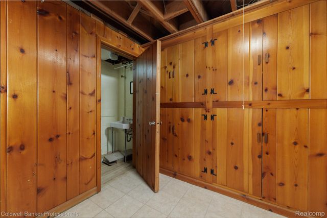 1416 N Renaud Road, Grosse Pointe Woods, MI 48236