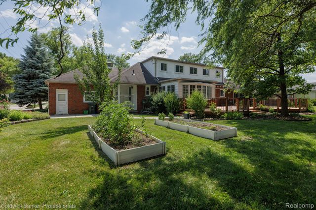 1416 N Renaud Road, Grosse Pointe Woods, MI 48236