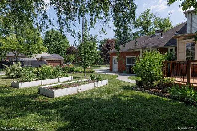 1416 N Renaud Road, Grosse Pointe Woods, MI 48236