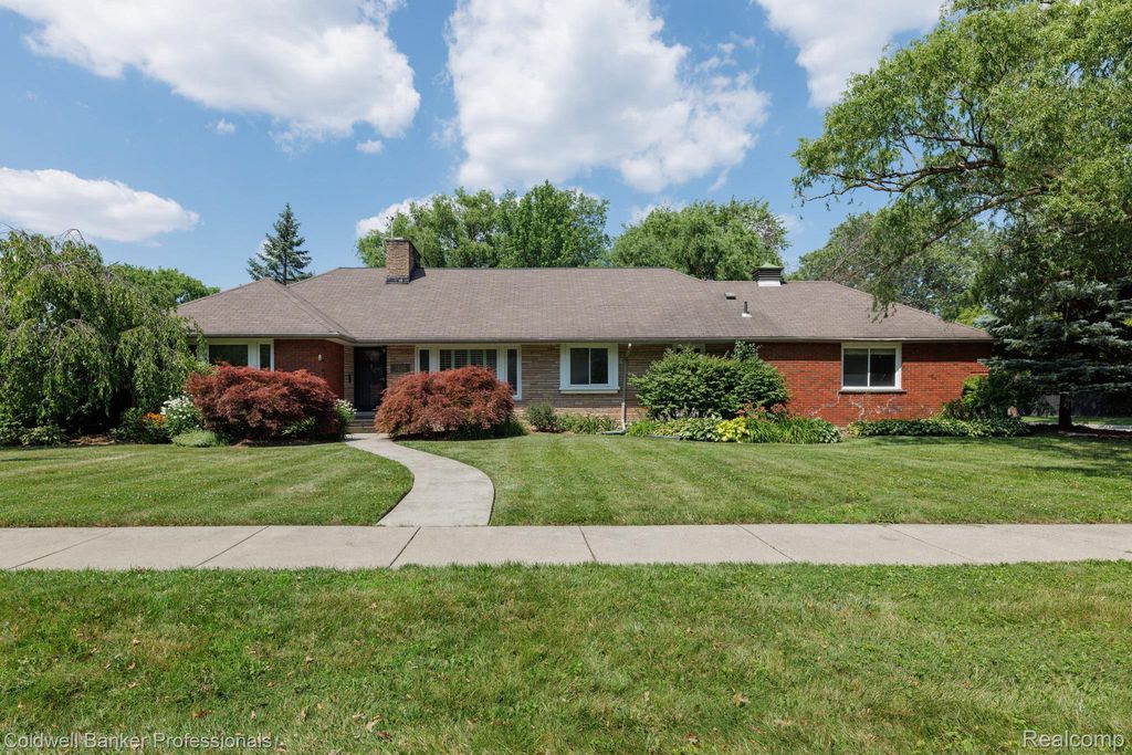 1416 N Renaud Road, Grosse Pointe Woods, MI 48236