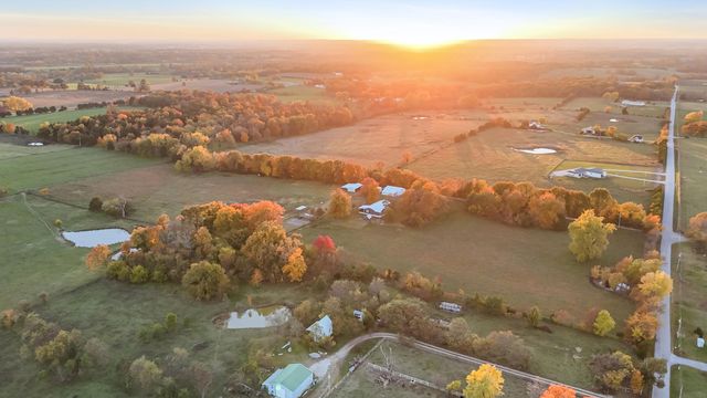 13992 Farm Road 2185, Cassville, MO 65625