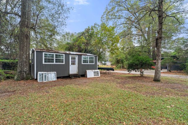 1212 Meadowood Rd., Columbia, MS 39429