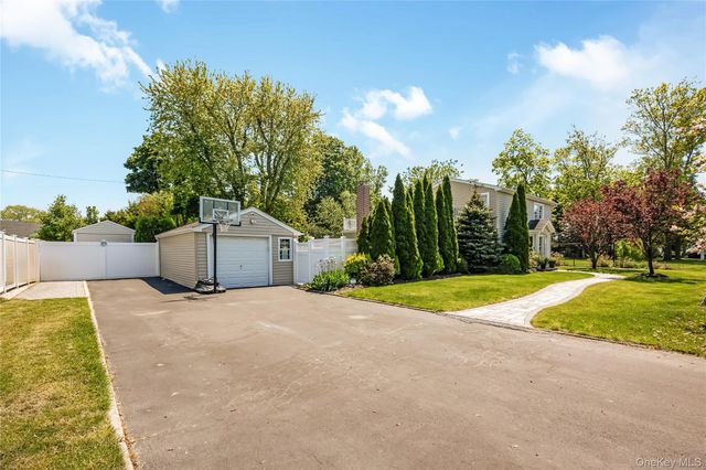 427 Vanderbilt Boulevard, Oakdale, NY 11769