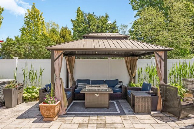427 Vanderbilt Boulevard, Oakdale, NY 11769