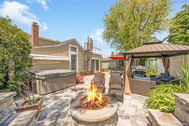 427 Vanderbilt Boulevard, Oakdale, NY 11769