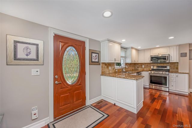 427 Vanderbilt Boulevard, Oakdale, NY 11769