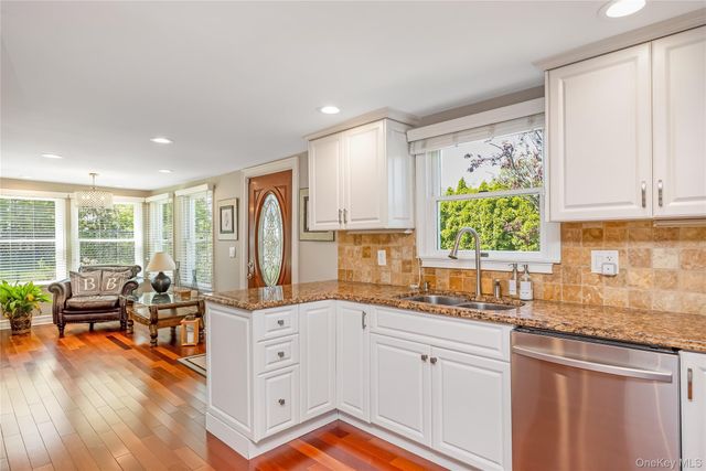 427 Vanderbilt Boulevard, Oakdale, NY 11769