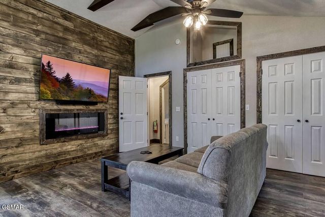 1120 Tanrac Trail, Gatlinburg, TN 37738