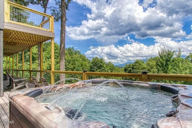 1120 Tanrac Trail, Gatlinburg, TN 37738