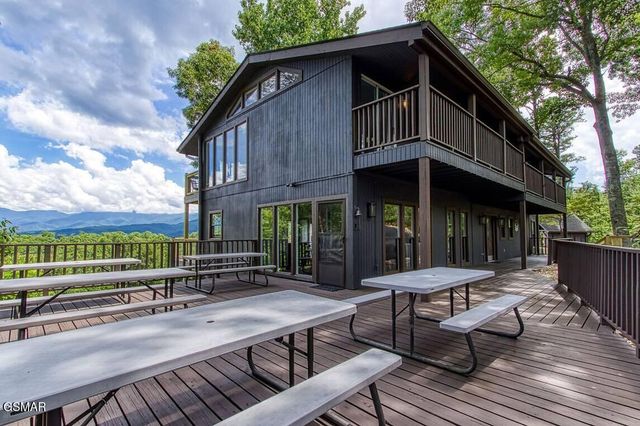1120 Tanrac Trail, Gatlinburg, TN 37738
