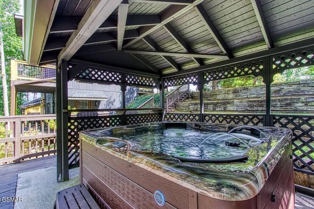 1120 Tanrac Trail, Gatlinburg, TN 37738