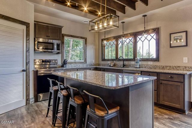 1120 Tanrac Trail, Gatlinburg, TN 37738