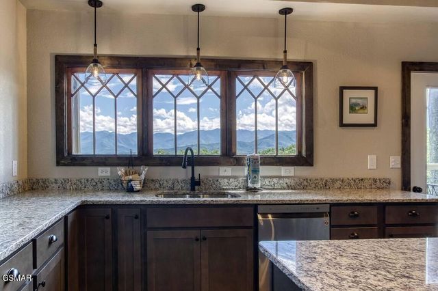 1120 Tanrac Trail, Gatlinburg, TN 37738