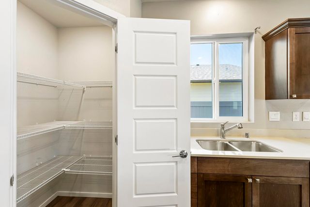 5912 W Jamestown Ln, Spokane, WA 99208
