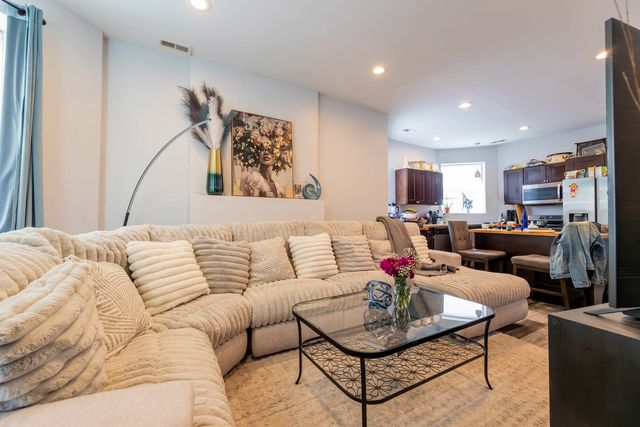 6504 S Maryland Avenue, Chicago, IL 60637