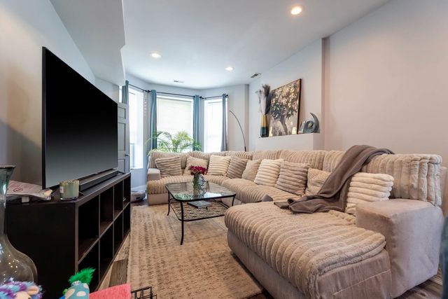 6504 S Maryland Avenue, Chicago, IL 60637