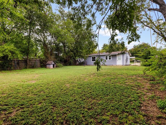 6271 Ava Court Drive, Fort Worth, TX 76112