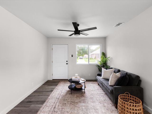 6271 Ava Court Drive, Fort Worth, TX 76112