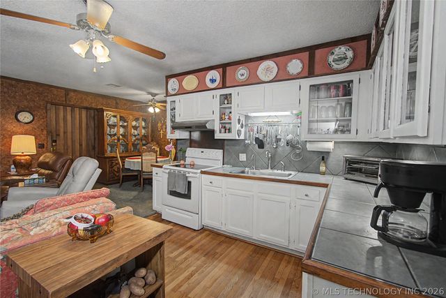 30266 S Hickory Lane, Cookson, OK 74427
