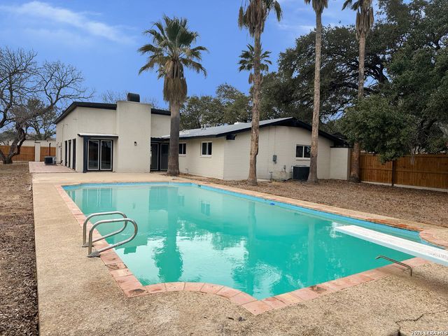 1228 E San Marcos St, Pearsall, TX 78061