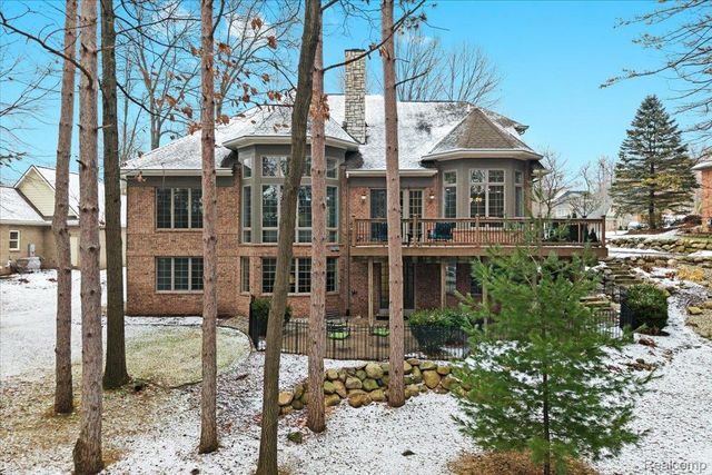 5828 Wyndam Lane, Hamburg Township, MI 48116