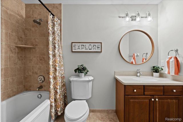 5828 Wyndam Lane, Hamburg Township, MI 48116