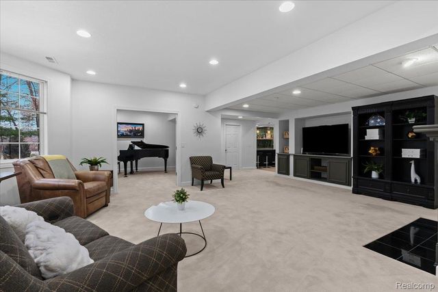 5828 Wyndam Lane, Hamburg Township, MI 48116