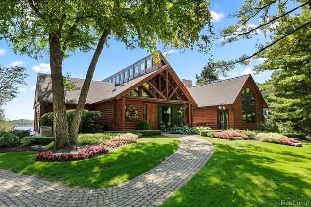 5828 Wyndam Lane, Hamburg Township, MI 48116