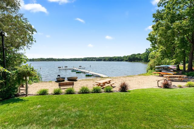 5828 Wyndam Lane, Hamburg Township, MI 48116