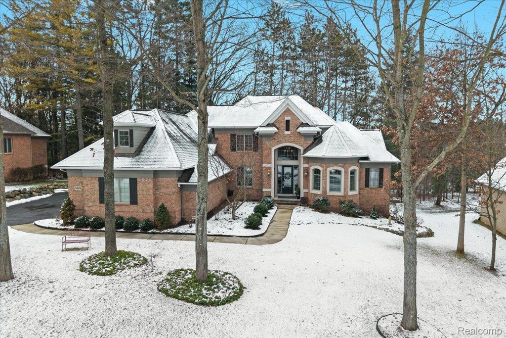 5828 Wyndam Lane, Hamburg Township, MI 48116