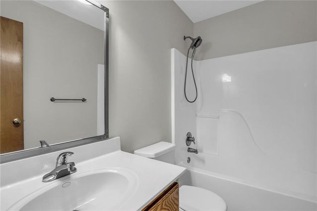 22005 Gracie Drive, Peculiar, MO 64078