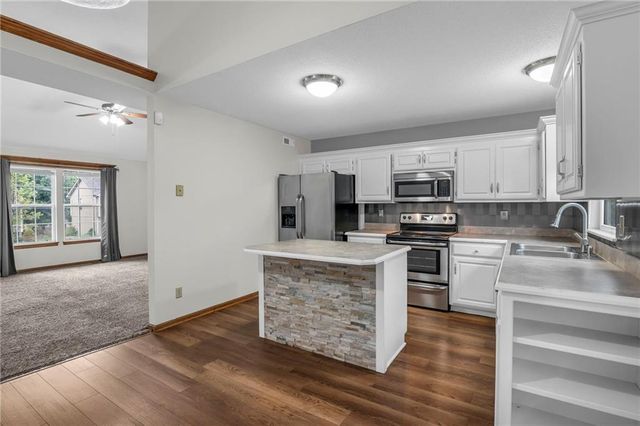 22005 Gracie Drive, Peculiar, MO 64078