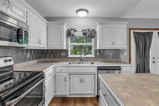 22005 Gracie Drive, Peculiar, MO 64078