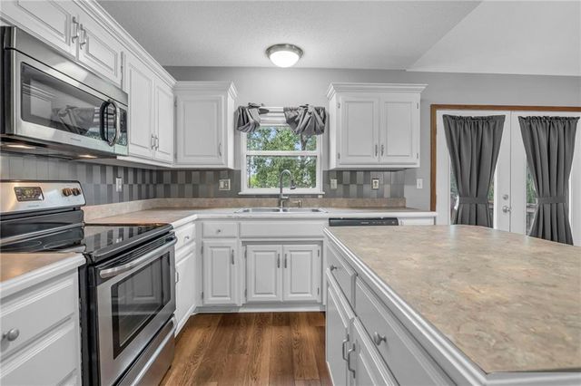 22005 Gracie Drive, Peculiar, MO 64078