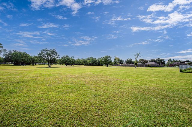 2123 Lee Road, Pearland, TX 77581