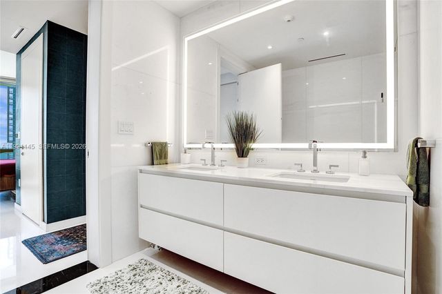 300 Biscayne Boulevard Way 2106W, Miami, FL 33131